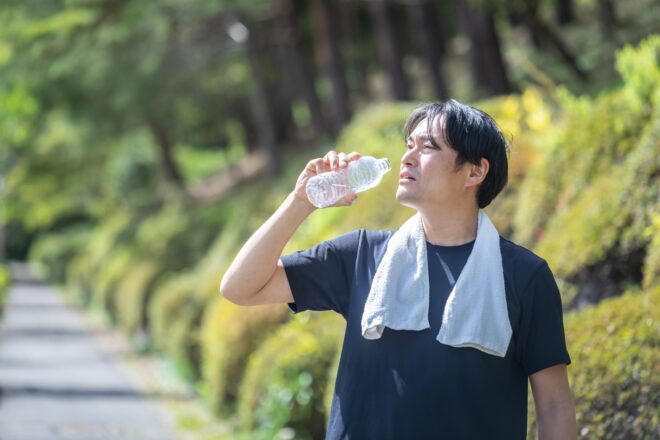 水分補給する男性